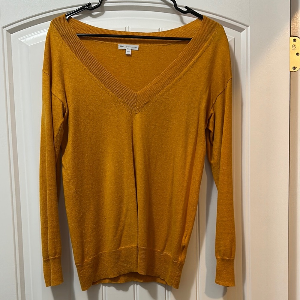 Gap Women's mustard V-Neck Sweater